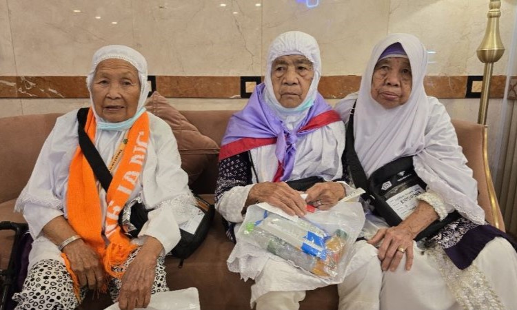 Jamaah Haji Bercengkrama di Hotel Madinah. (Sumber Foto:Kemenag) - Image