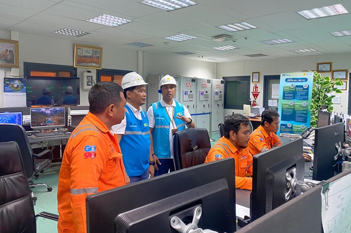 Direktur Operasi Pembangkit Gas PLN Indonesia Power Djoko Mulyono (kedua dari kiri) serta Senior Manager PLN IP Unit Bisnis Pembangkitan (UBP) Bali I Made Harta Yasa (Ketiga dari kiri). - Image