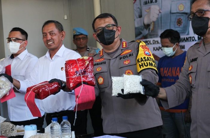 Polisi menunjukkan barang bukti yang disita dari pabrik rumahan pembuatan pil ekstasi dan pil koplo di Surabaya. - Image