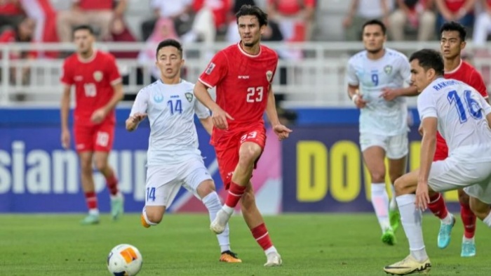 MENGHILANG: Nathan Tjoe-A-On saat memperkuat Timnas Indonesia kontra Uzbekistan U-23. Dia sempat menghilang saat Garuda Muda menjalani adu penalti kontra Korea Selatan U-23. (AFC) - Image
