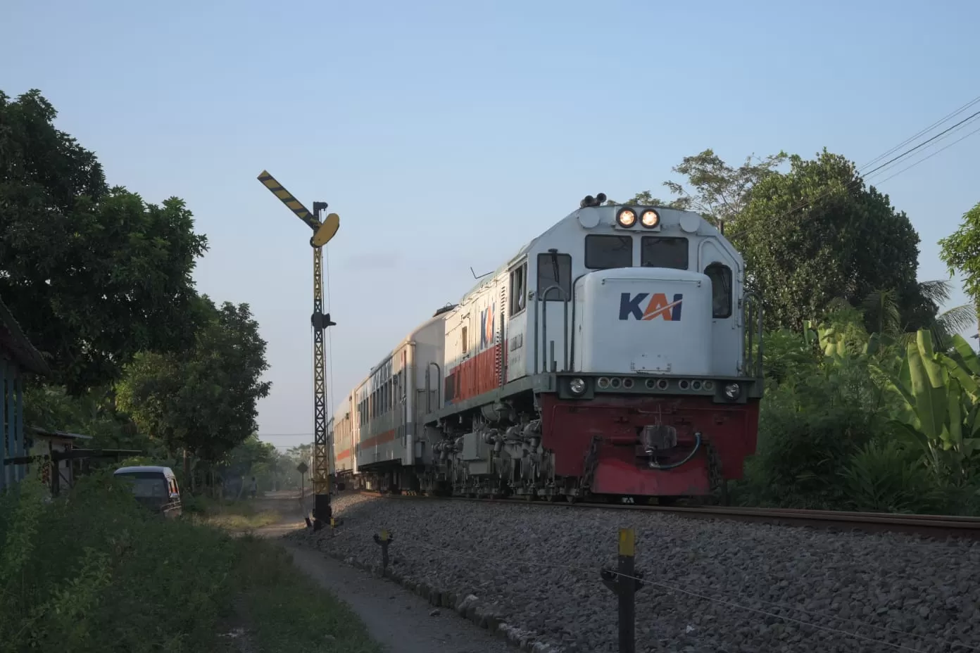 Kereta Api Probowangi, salah satu kereta api bersubsidi yang beroperasi di rute Stasiun Ketapang Banyuwangi - Surabaya Gubeng PP. (Lugas Rumpakaadi) - Image