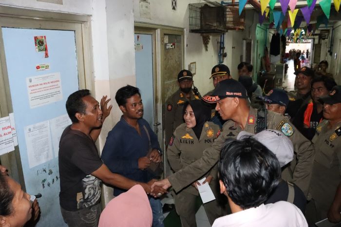 Dinas PRKPCK Jatim tertibkan 43 hunian di Rusunawa Gunungsari pada Kamis (16/5). - Image