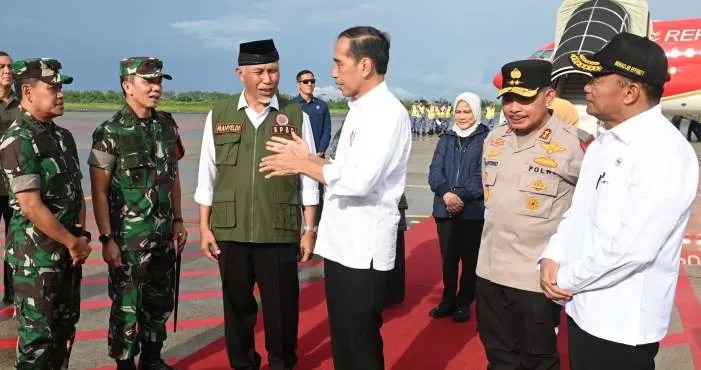 Presiden Jokowi bersama rombongan tiba di Bandara Internasional Minangkabau (BIM) pada Selasa (21/5). - Image