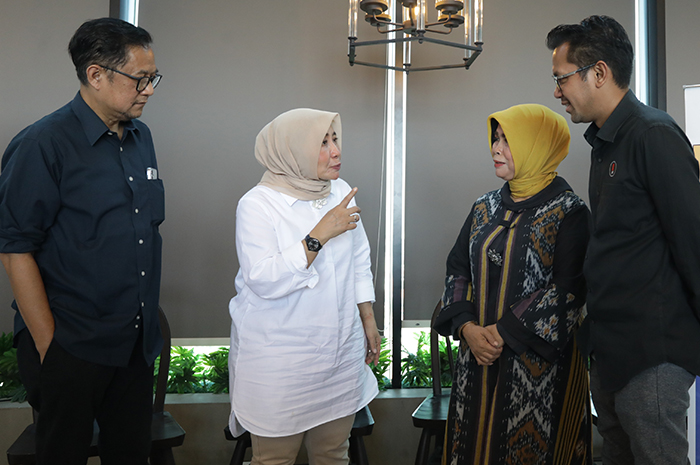 Dari kanan Agung Subroto, Waketum Kadin Jatim Sulami Bahar, Wakil Ketua DPRD Jatim Anik Maslachah dan Ketua Forum Koalisi Tembakau Indonesia Bambang Elf. - Image