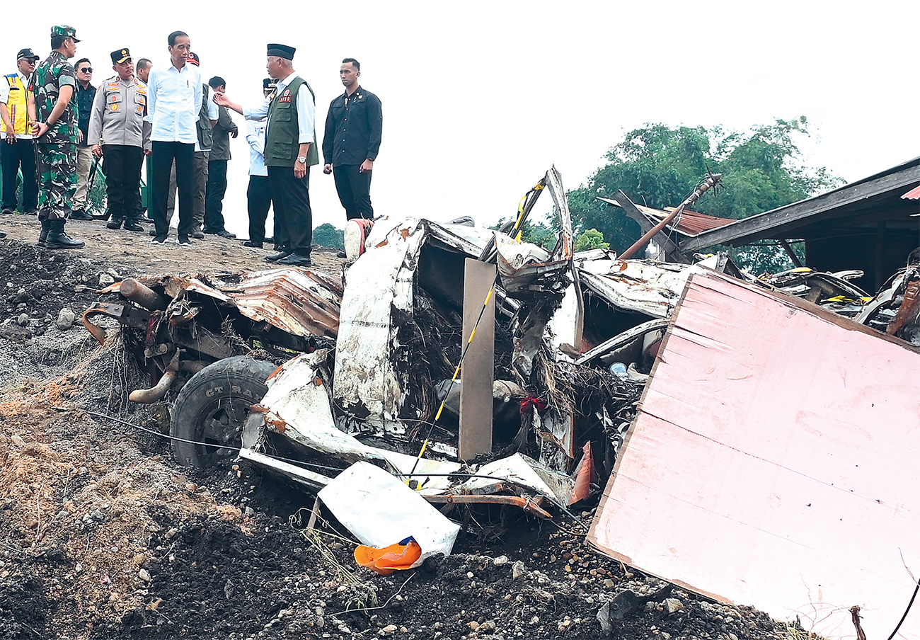 CARI MASUKAN: Jokowi mendengarkan penjelasan Gubernur Sumbar Mahyeldi Ansharullah (dua dari kanan) saat meninjau area terdampak bencana longsor dan banjir bandang lahar dingin di Kabupaten Agam. - Image