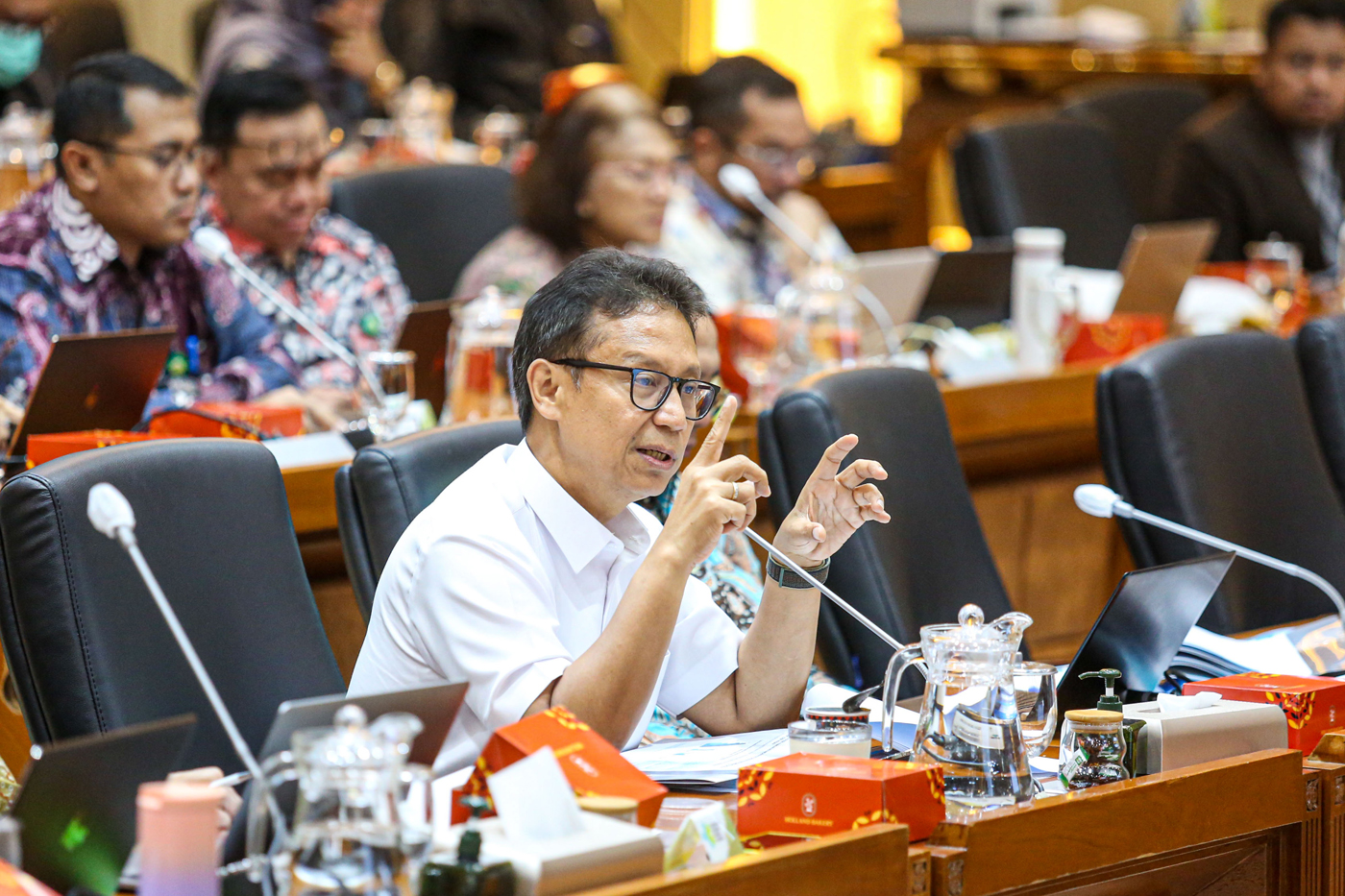 Menteri Kesehatan Budi Gunadi Sadikin (kedua kanan) mengikuti rapat kerja dengan Komisi IX DPR di Kompleks Parlemen, Senayan, Jakarta, Selasa (21/5/2024). - Image