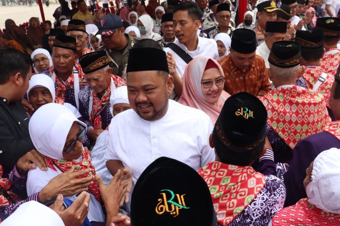 Bupati Gresik Fandi Akhmad Yani lepas keberangkatan jamaah haji, Rabu (22/5). - Image