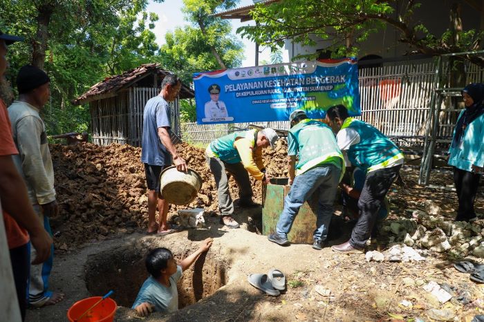 Dinkes Jatim kirim 60 tenaga kesehatan yang tergabung dalam Tim Yankes Bergerak ke Pulau Raas, Kabupaten Sumenep. - Image