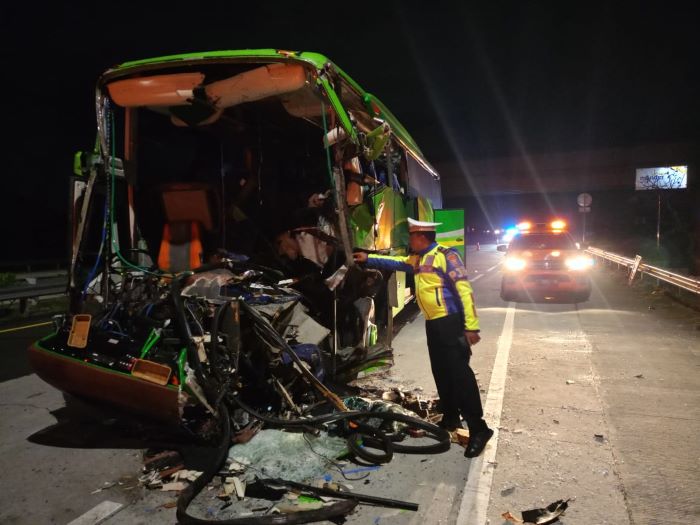 Bus rombongan siswa SMP PGRI Wonosari, Malang, kecelakaan di KM 695+400 jalur A Tol Jombang-Mojokerto, Selasa (21/5) malam. Dua orang tewas dan puluhan luka-luka. - Image
