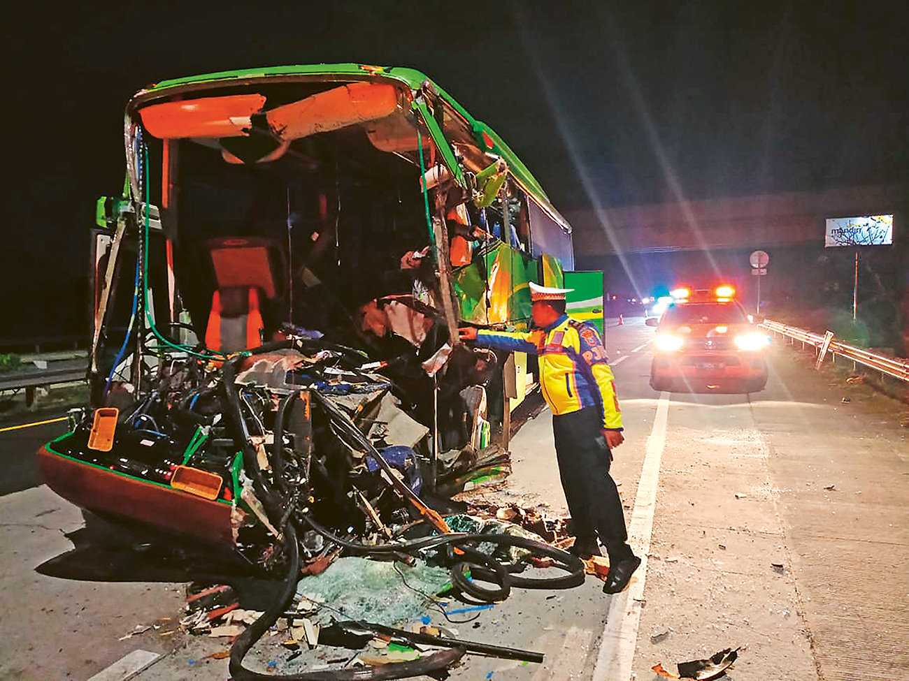 TIBA-TIBA OLENG: Kondisi bus rombongan SMP PGRI 1 Wonosari, Kabupaten Malang, yang mengalami kecelakaan di tol Jombang-Mojokerto Selasa (21/5) malam. - Image