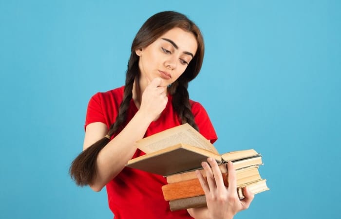 Ilustrasi perempuan yang membaca buku sebagai salah satu tanda dia mempunyai pemikiran yang rasional dan logis (freepik/Racool_studio) - Image