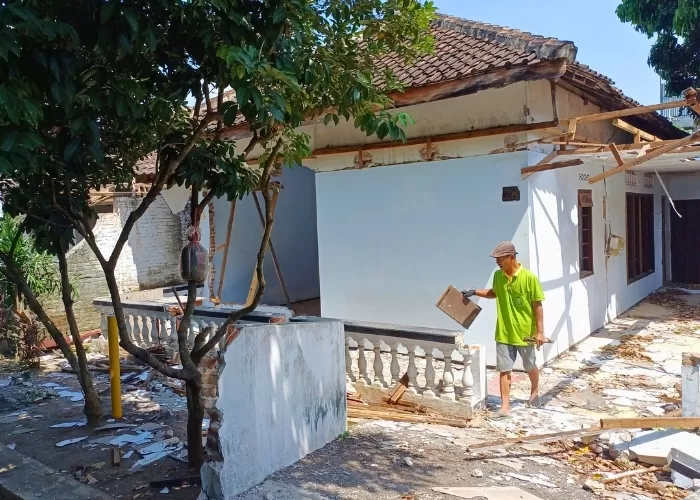TUNGGU ALAT BERAT: Warga mengambili bahan bangunan yang bisa dimanfaatkan di rumah terdampak Tol Ki Agung. (FOTO: AYU ISMAWATI/JPRK) - Image
