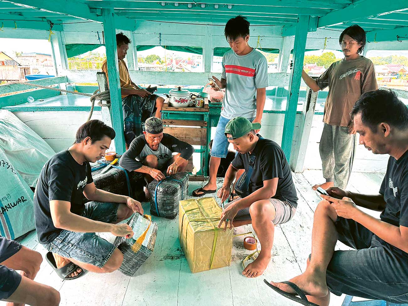 DIDUGA JARINGAN FREDY: Polisi mengamankan kurir pembawa sabu-sabu seberat 30 kg di Pelabuhan Awerange, Barru (24/4). - Image