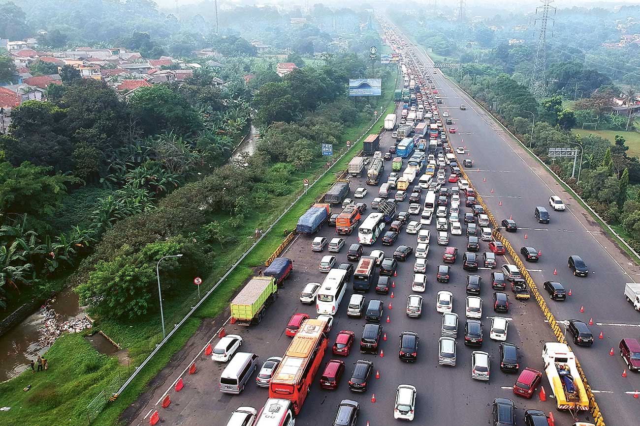 MENUJU PUNCAK: Antrean kendaraan keluar gerbang tol Ciawi, Kabupaten Bogor. Untuk mengurai kepadatan, Polres Bogor menerapkan sistem one way dan contraflow. - Image