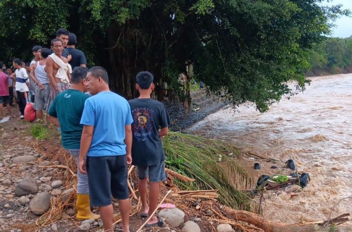 Warga membantu proses evakuasi mobil hanyut terseret banjir bandang, Jumat (24/5). - Image