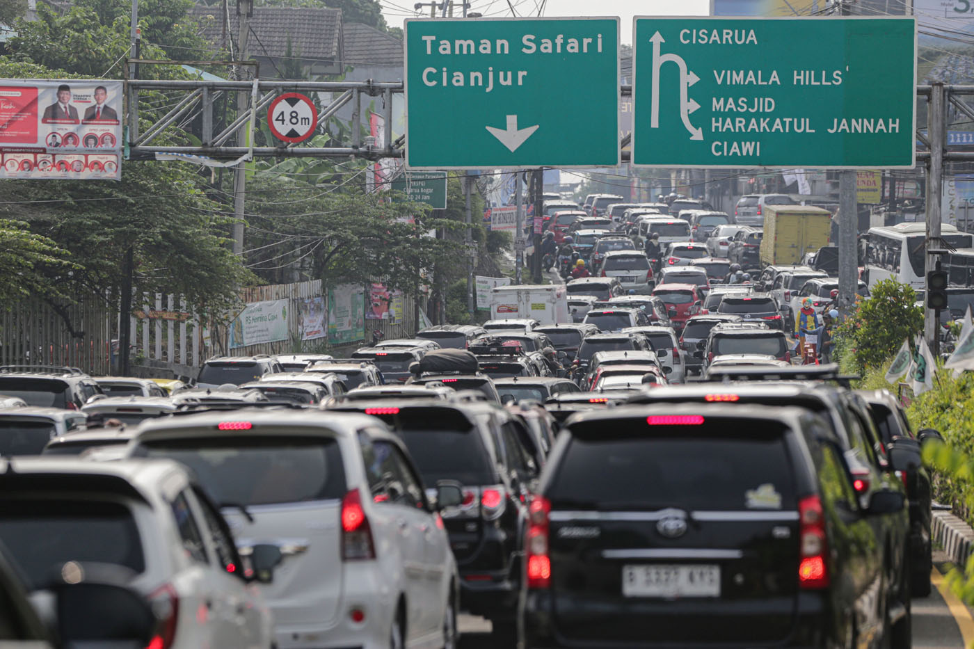 Foto udara antrean kendaraan keluar gerbang Tol Ciawi, jalur wisata Puncak, Ciawi, Kabupaten Bogor, Jawa Barat, Kamis (23/5/2024). - Image
