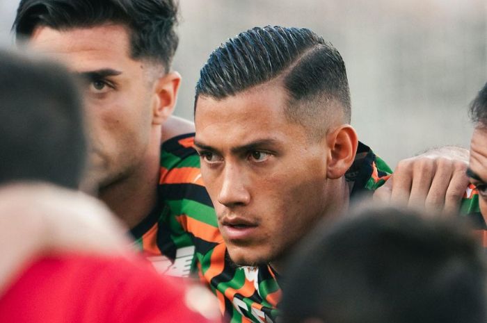 KOMANDO: Jay Idzes punya skill mengatur posisi pemain Timnas Indonesia di lapangan untuk bisa bermain secara baik dan sesuai instruksi pelatih. (Instagram Jay Idzes) - Image