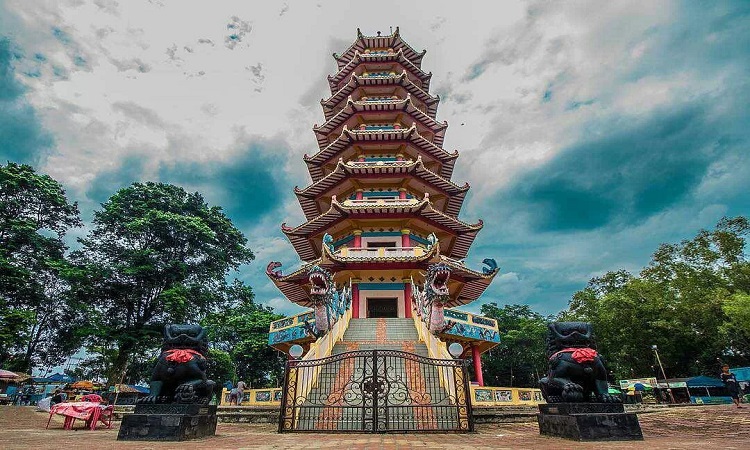 Pulau Kemaro memiliki klenteng Hok Tjing Rio dan Pagoda sembilan lantai di tengah pulau./Freepik - Image