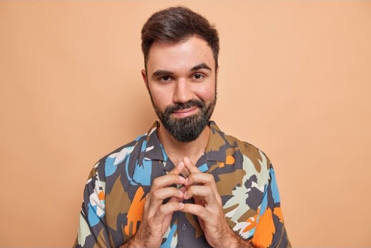 Ilustrasi- Gestur orang licik yang menyembunyikan niatnya (wayhomestudio-freepik) - Image