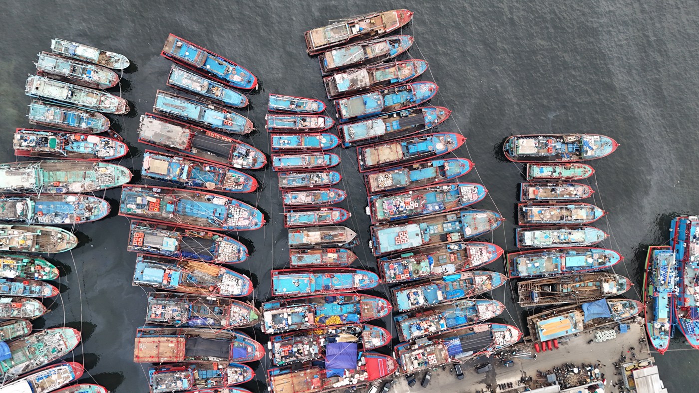 Suasana foto udara kapal nelayan di Pelabuhan Muara Baru, Jakarta.