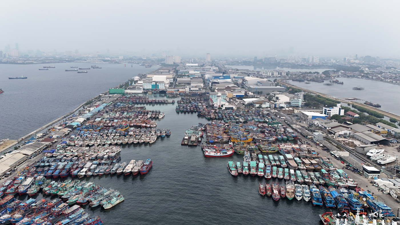 Suasana foto udara kapal nelayan di Pelabuhan Muara Baru, Jakarta.