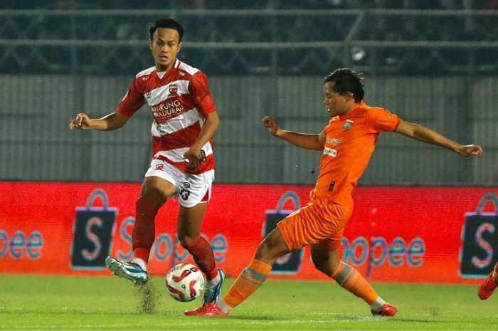KUKUH: Koko Ari Araya (kiri) menunjukkan performa ciamik bersama Madura United hingga berhasil melangkah ke Final Championship Series yang bikin Paul Munster kepincut. (Instagram Koko Ari) - Image