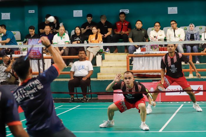 Pj Gubernur Jawa Timur Adhy Karyono tutup Kejuaraan Bulu Tangkis Piala Gubernur Jawa Timur 2024. - Image
