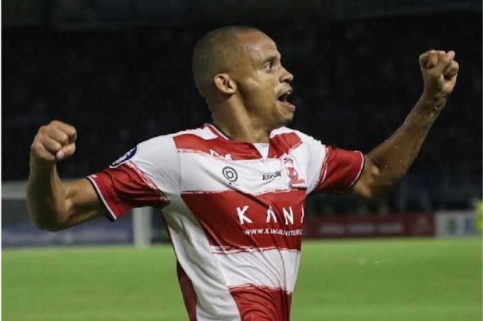 NAMA BARU: Anderson Nascimento bek Persik Kediri muncul dalam rumor bek asing Persebaya Surabaya selain nama Cleberson dari Madura United. (Instagram Cleberson) - Image