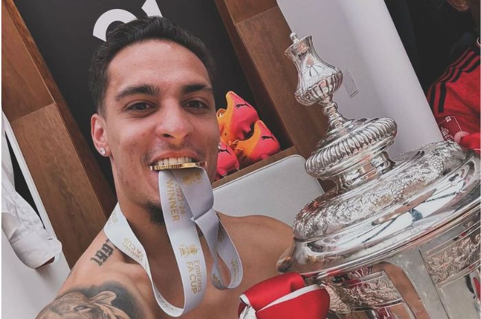 JUARA: Antony meraih gelar juara Piala FA bersama Manchester United. Namanya dimasukkan netizen ke dalam formasi fantasi netizen di skuad cadangan Persebaya Surabaya. (Instagram Antony) - Image