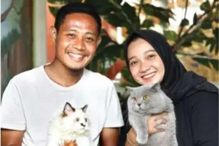 SAYANG: Evan Dimas dan Dewi Zahra bersama hewan berbulu kesayangan mereka. (ANGGER BONDAN/JAWA POS) - Image