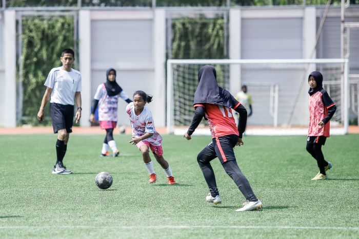 Pemain SKU Pink Asyifa Sholawa Farizqi yang sukses menjadi Top Scorer sementara MilkLife Soccer League dengan mengoleksi 7 gol. - Image