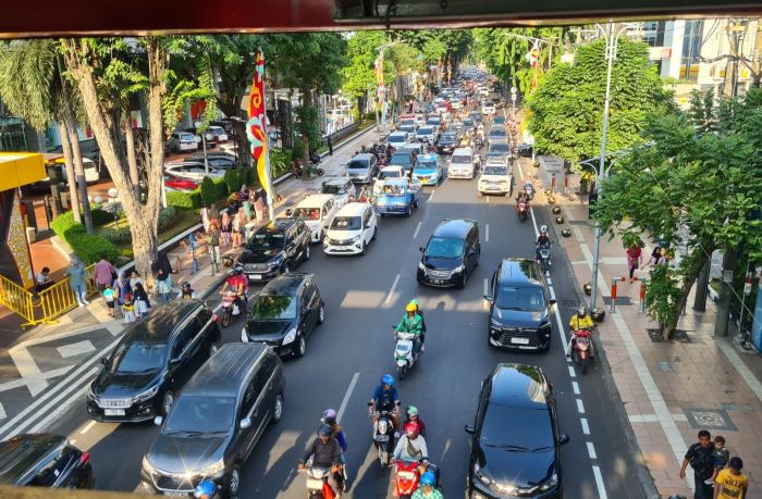Jalan Pemuda tepatnya depan kantor RRI Surabaya mulai padat event Surabaya Vaganza. - Image