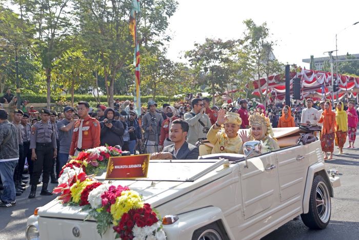 Wali Kota Surabaya Eri Cahyadi buka Parade Mobil Hias dan Pawai Budaya Surabaya Vaganza semarakkan HJKS ke-731, di Tugu Pahlawan, Minggu (26/5). - Image