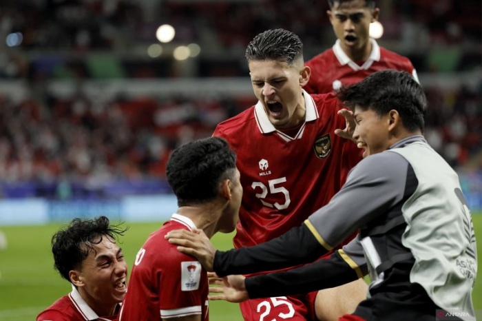 Gelandang Indonesia Marselino Ferdinan (tengah) merayakan bersama rekan satu timnya setelah mencetak gol pertama timnya pada pertandingan sepak bola Grup D Piala Asia AFC Qatar 2023. - Image