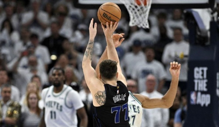 Pemain Dallas Mavericks Luka Doncic melakukan tembakan tripoin penentu kemenangan yang membawa timnya unggul 2-0 atas Minnesota Timberwolves pada babak final NBA Wilayah Barat di Target Center. - Image