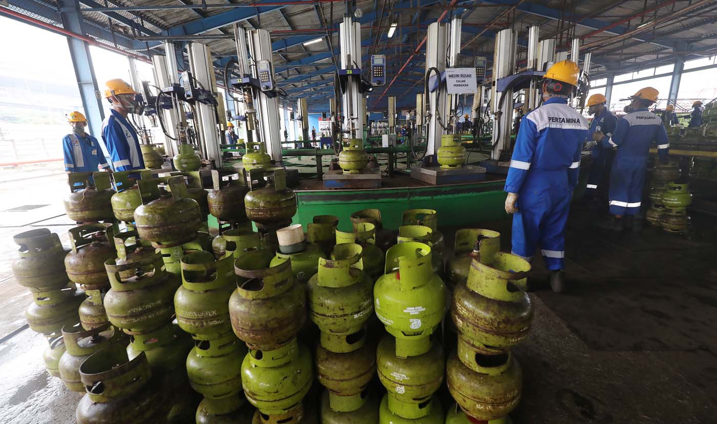 Sejumlah pekerja menyelesaikan pengisian gas elpiji 3 kg di Stasiun Pengisian Bahan Bakar Elpiji (SP