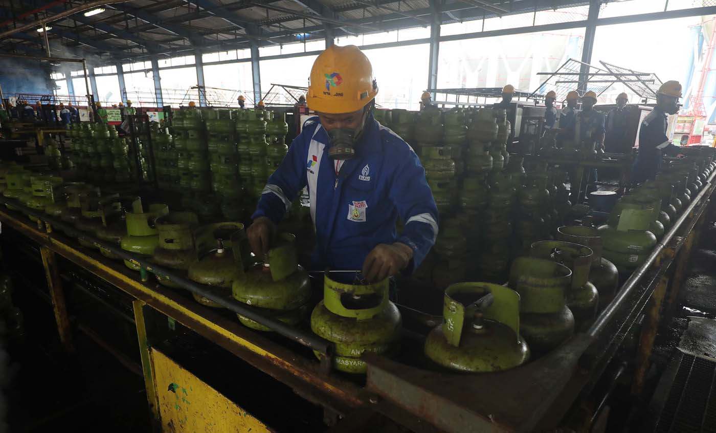 Sejumlah pekerja menyelesaikan pengisian gas elpiji 3 kg di Stasiun Pengisian Bahan Bakar Elpiji (SP