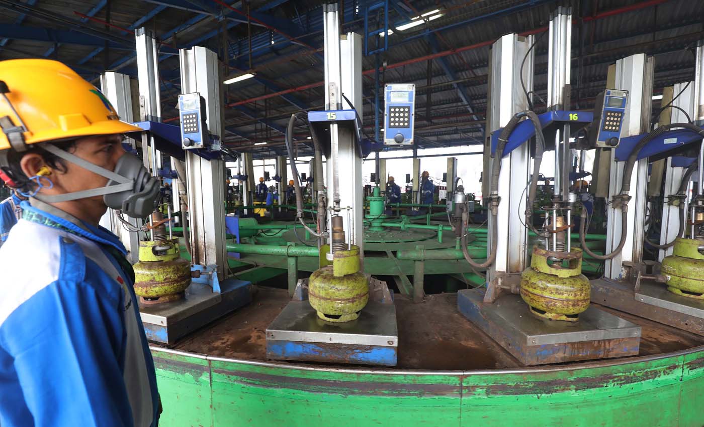 Sejumlah pekerja menyelesaikan pengisian gas elpiji 3 kg di Stasiun Pengisian Bahan Bakar Elpiji (SP