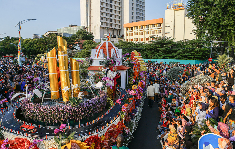 MERIAH: Sejumlah penampilan peserta parade bunga dari masing-masing intansi dan kolega Pemerintah Kota Surabaya saat melintas dijalan Gubernur Suryo dengan berbagai hiasan bunga yang meriah dan atraktif saat menyambut gelaran Surabaya Vaganza 2024 disepan - Image