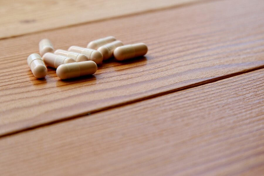 Tanaman herbal ashwagandha yang sudah diolah menjadi kapsul dan memiliki beragam khasiat. - Image