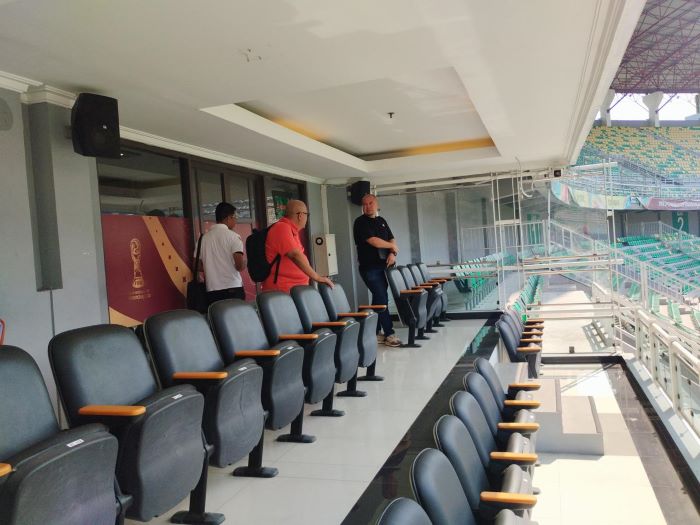 Pemkot Surabaya bersama Tournament Director PSSI dan Komisaris FIFA serta AFF inspeksi Stadion GBT. - Image