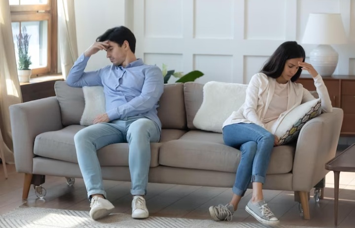 Ilustrasi orang yang tetap menjalin hubungan romantis karena alasan yang salah. (Sumber foto: freepik/gzorgz) - Image