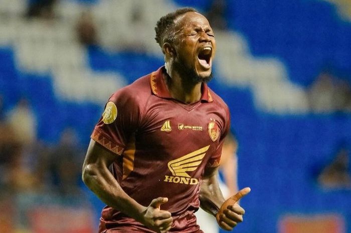 Persebaya kembali dikaitkan dengan bomber PSM Makassar Victor Mansaray setelah dikabarkan sepakat dengan Flavio Silva. - Image