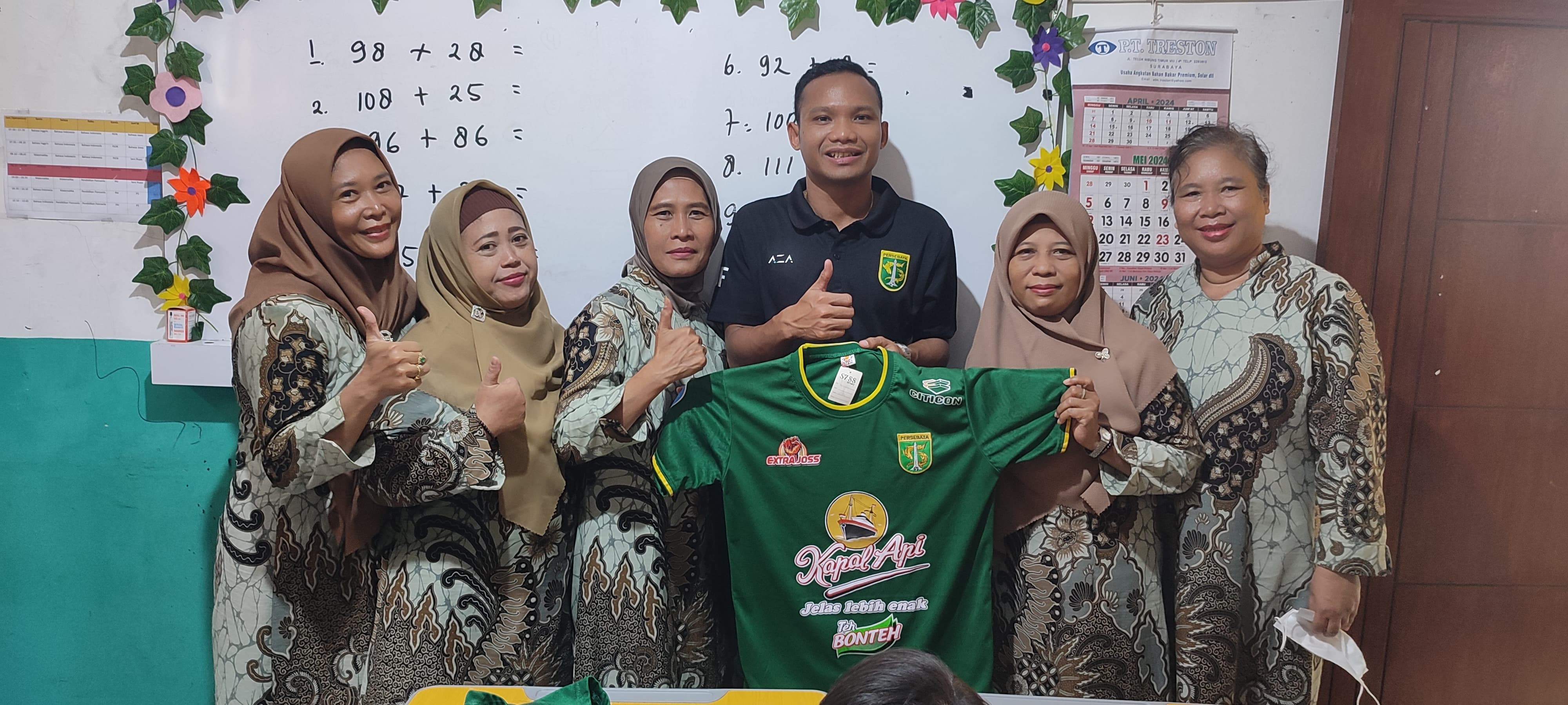 Oktafianus Fernando mewakili SJC dan Kompass bersama Guru SD Tunas Jaya (Istimewa) - Image