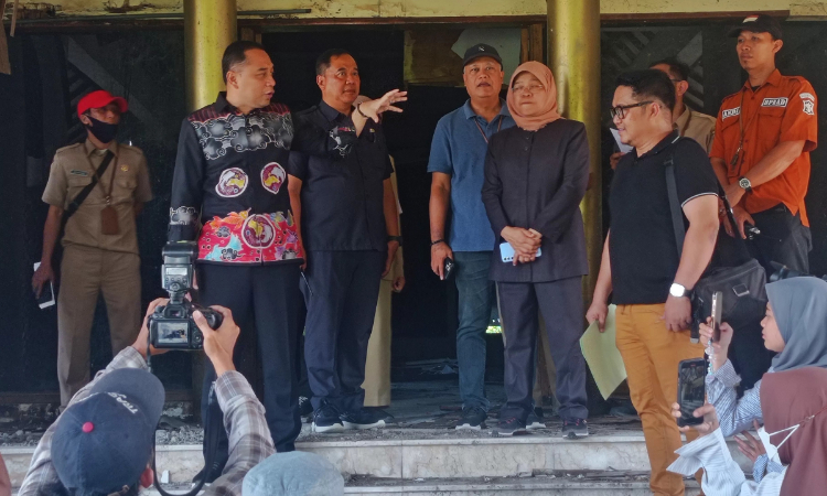Wali Kota Surabaya Eri Cahyadi saat meninjau salah satu bangunan di lahan bekas THR di Jalan Kusuma Bangsa, Surabaya, Selasa (28/5). (Suryanto/Radar Surabaya) - Image