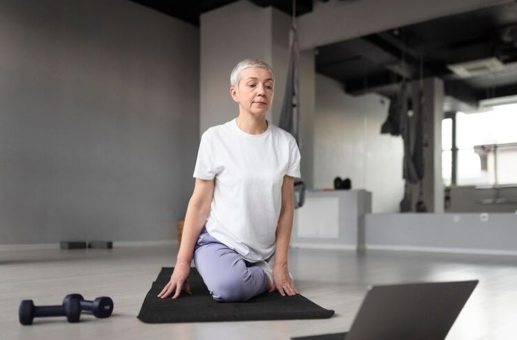 Ilustrasi- Yoga, olahraga aman bagi lansia. (Freepik) - Image