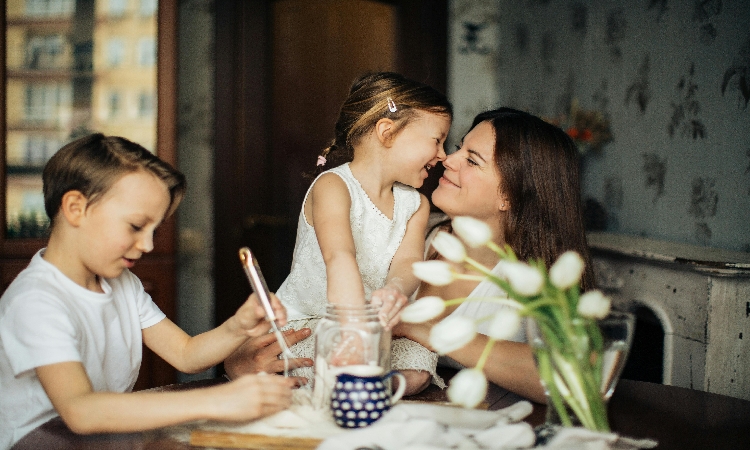 Salah satu cara untuk mengembangkan kreativitas anak secara alami yakni memberikan Si Kecil aktivitas yang merangsang daya imajinasinya. (Elina Fairytale/Pexels.com) - Image