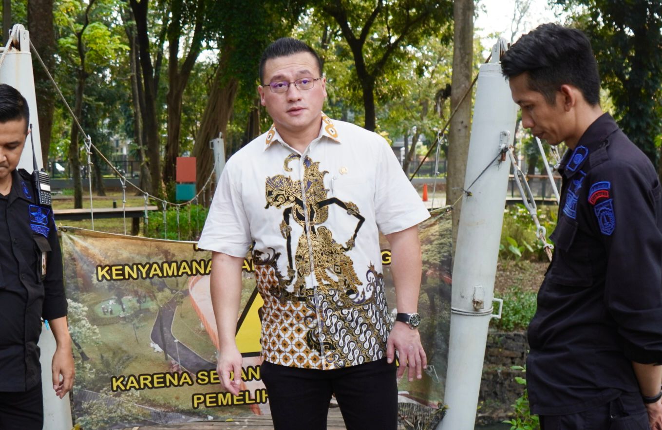 Anggota Komisi D DPRD DKI Jakarta Hardiyanto Kenneth meninjau Tebet Eco Park, Jakarta Selatan, Rabu (29/5). - Image
