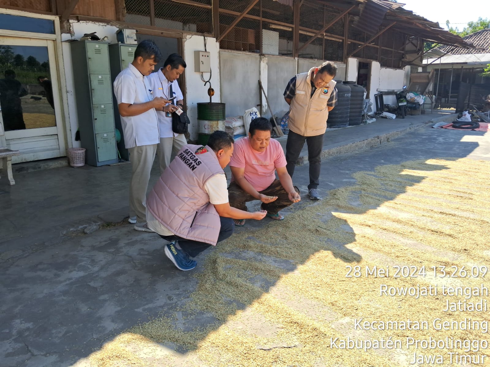 - Tim Satgas Pangan Polri melakukan pemantauan dan pengawasan stok dan kemitraan penggilingan beras di salah satu kabupaten Probolinggo bersama Kementerian Pertanian. (Istimewa) - Image
