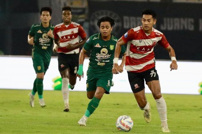 MONCER: Amunisi baru Persebaya Surabaya Malik Risaldi (kanan) jadi pemain yang dipanggil ke Timnas Indonesia untuk TC Kualifikasi Piala Dunia 2026. (Instagram Malik Risaldi) - Image